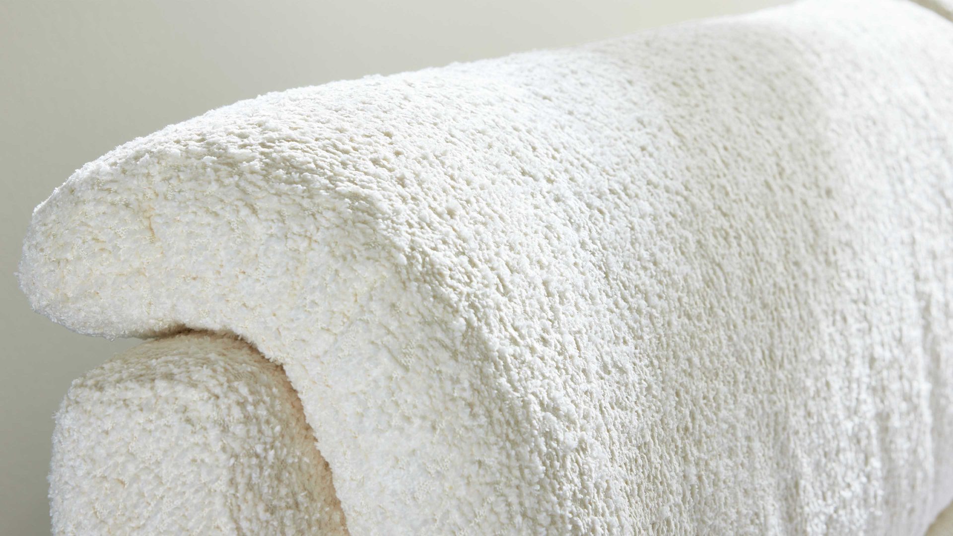 Bettgestell Interliving aus Stoff in Weiß Interliving Polsterbett Serie 1416 - Polsterbettgestell naturweiße Chenille Kama 680000 & schwarze Metallfüße – Liegefläche ca. 180 x 200 cm