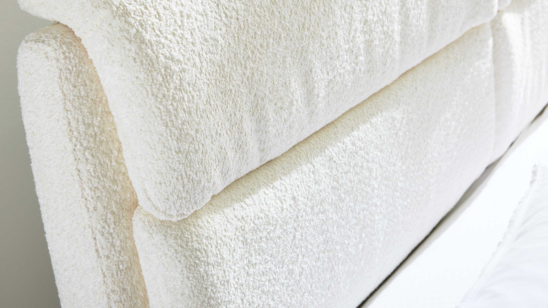 Bettgestell Interliving aus Stoff in Weiß Interliving Polsterbett Serie 1416 - Polsterbettgestell naturweiße Chenille Kama 680000 & schwarze Metallfüße – Liegefläche ca. 180 x 200 cm