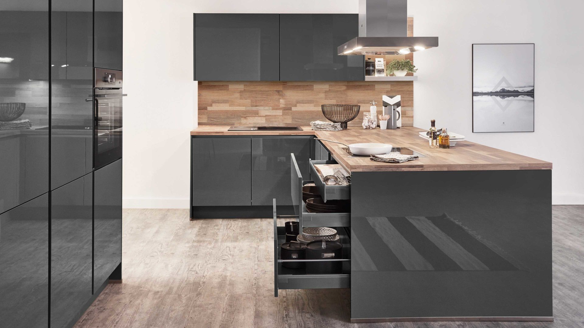 Einbauküche Nobilia® aus Holz in Dunkelgrau nobilia® Einbauküche Flash mit AEG Einbaugeräten Schiefergrau & Mixwood – zweizeilig