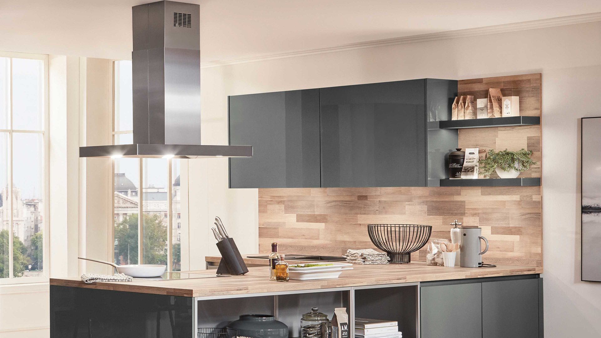 Einbauküche Nobilia® aus Holz in Dunkelgrau nobilia® Einbauküche Flash mit AEG Einbaugeräten Schiefergrau & Mixwood – zweizeilig