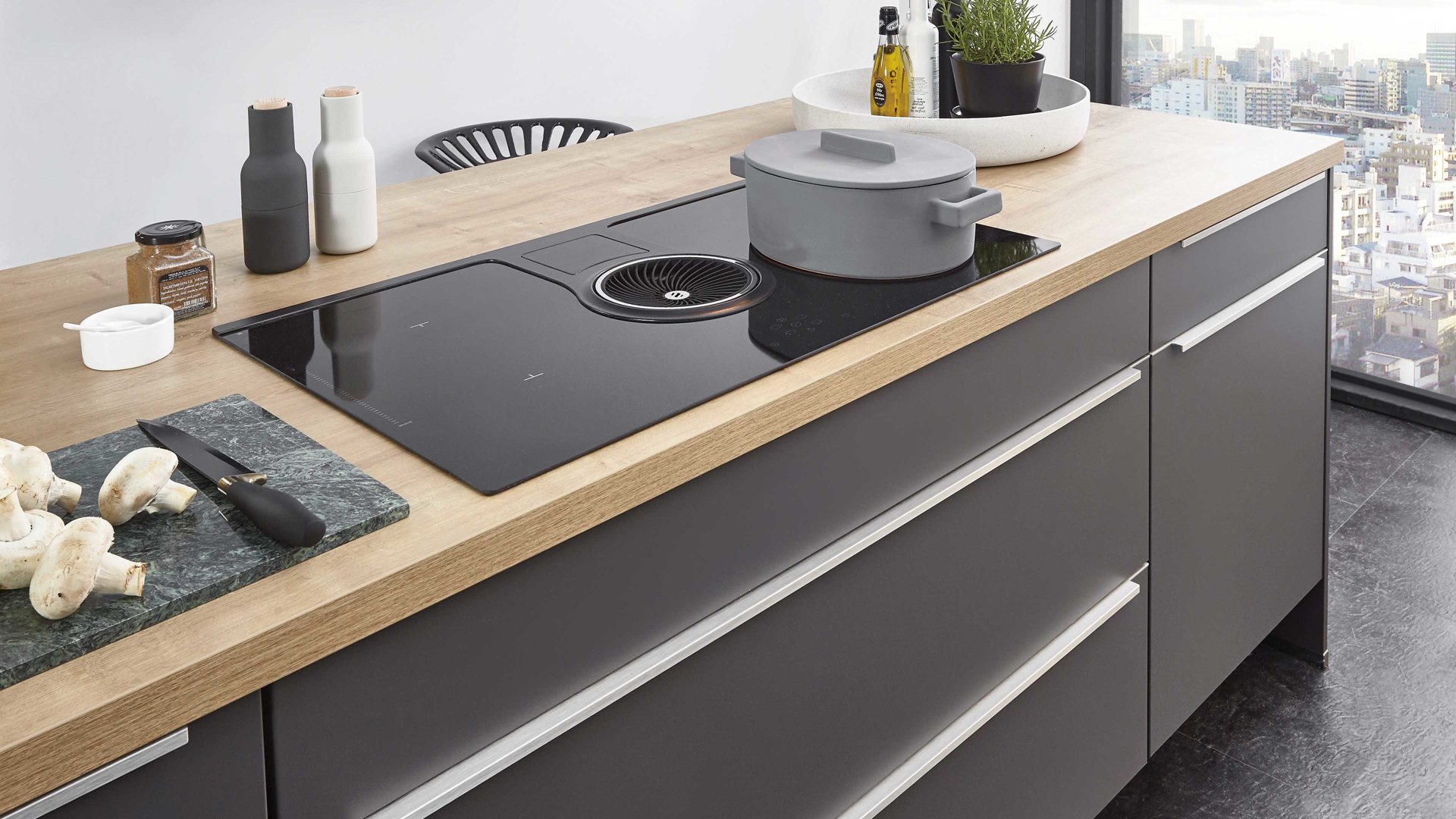 Einbauküche Nobilia® aus Holz in Dunkelgrau nobilia® Einbauküche Touch mit gorenje Elektrogeräten Schiefergrau & Eiche Provence - zweizeilig