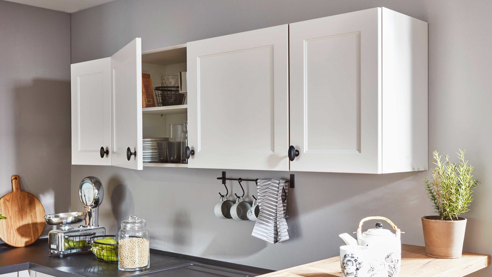 Einbauküche Nobilia® aus Holz in Weiß nobilia® Einbauküche Chalet mit Elektrogeräten Magnolia & Eiche Sierra - Stellfläche ca. 405 x 265 cm