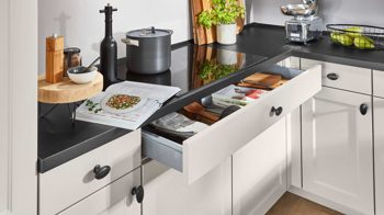 Einbauküche Nobilia® aus Holz in Weiß nobilia® Einbauküche Chalet mit Elektrogeräten Magnolia & Eiche Sierra - Stellfläche ca. 405 x 265 cm