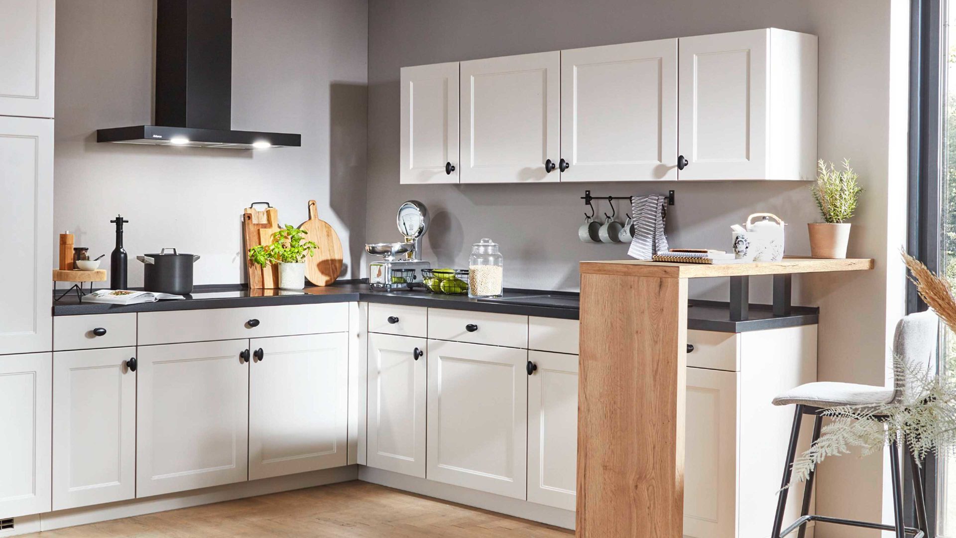 Einbauküche Nobilia® aus Holz in Weiß nobilia® Einbauküche Chalet mit Elektrogeräten Magnolia & Eiche Sierra - Stellfläche ca. 405 x 265 cm