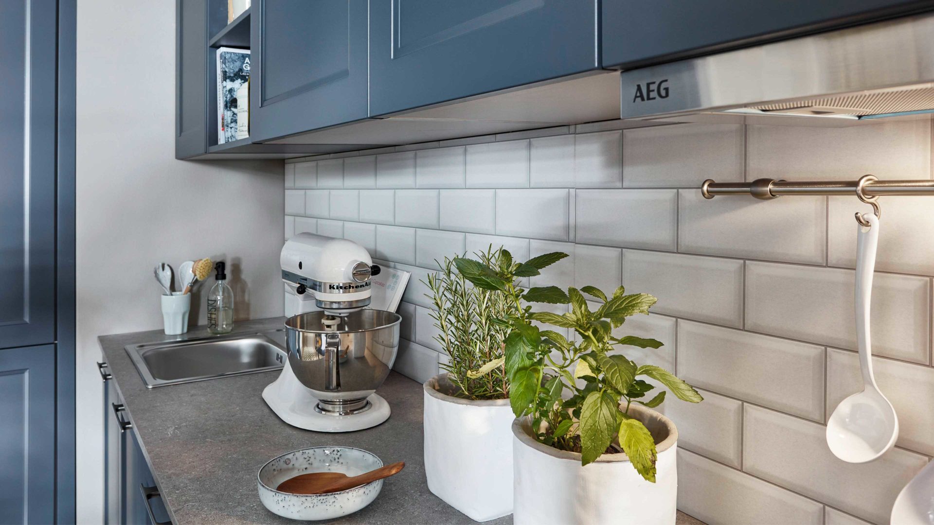 Einbauküche Nobilia® aus Holz in Blau nobilia® Einbauküche Cascada mit AEG Einbaugeräten Fjordblau & Steingrau - zweiteilig