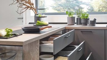 Einbauküche Nobilia® aus Holz in Dunkelgrau nobilia® Einbauküche Touch mit Einbaugeräten Schiefergrau & Eiche Bergamo - Stellfläche ca. 309 x 308 cm