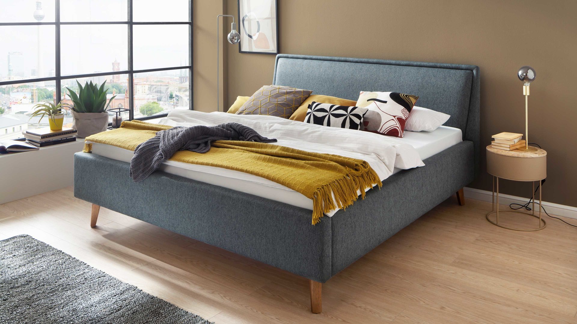 Bettgestell Meise.möbel aus Stoff in Blau Polsterbettgestell Frieda oceanfarbener Bezug Stelar 39 & eichefarbene Holzfüße - Liegefläche ca. 180 x 200 cm