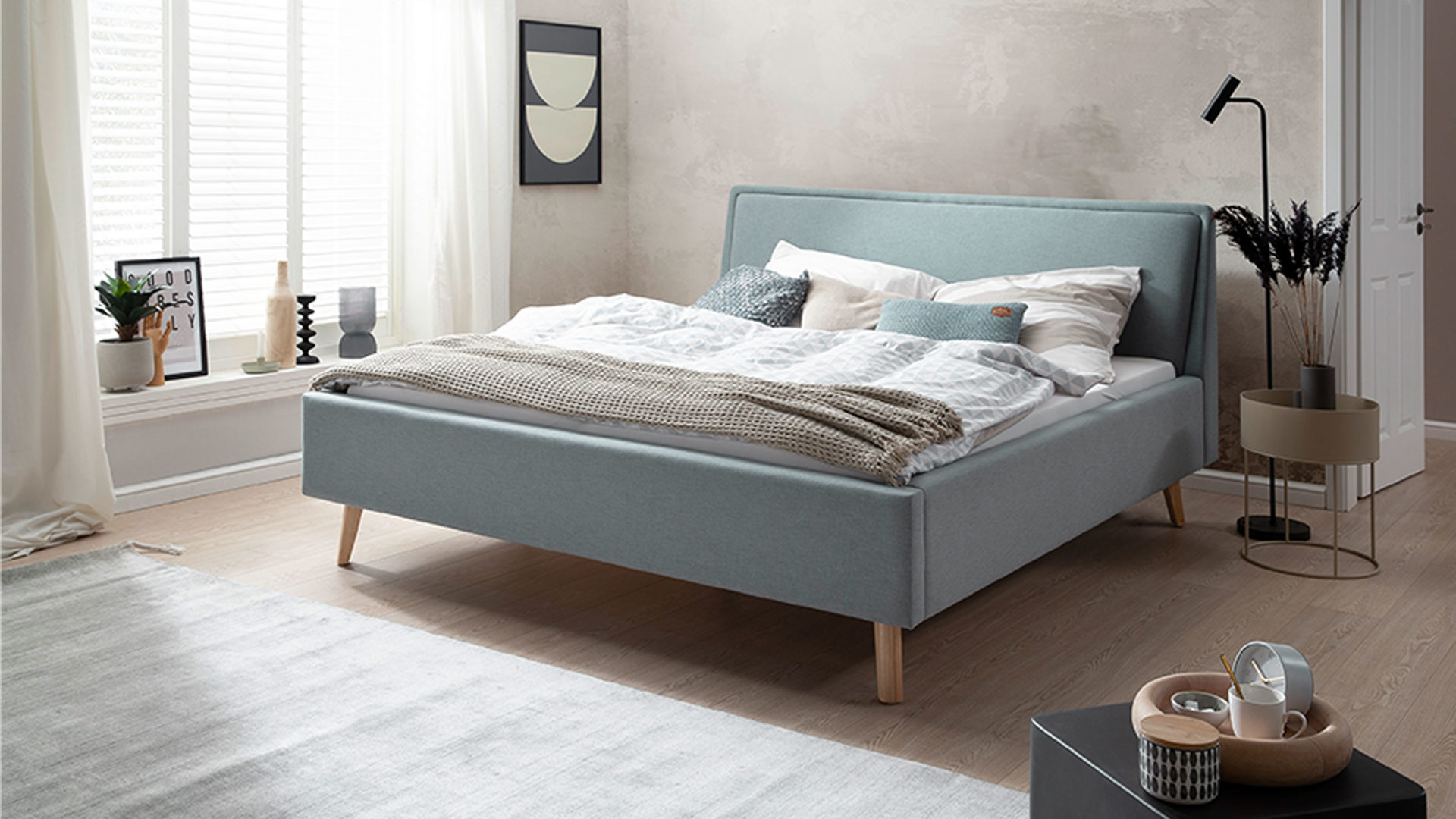 Bettgestell Meise.möbel aus Stoff in Blau Polsterbettgestell Frieda mit Bettkasten eisblauer Bezug Sawana 72 & eichefarbene Holzfüße - Liegefläche ca. 180 x 200 cm