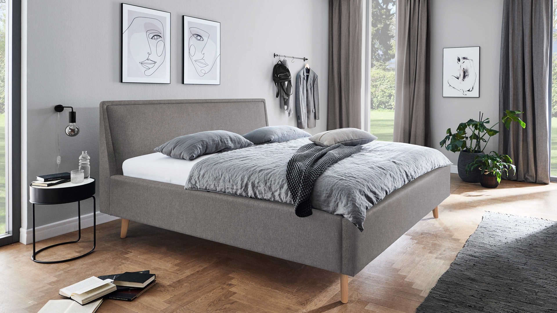 Bettgestell Meise.möbel aus Stoff in Hellgrau Polsterbettgestell Frieda mit Bettkasten hellgrauer Bezug Sawana 21 & eichefarbene Holzfüße - Liegefläche ca. 140 x 200 cm