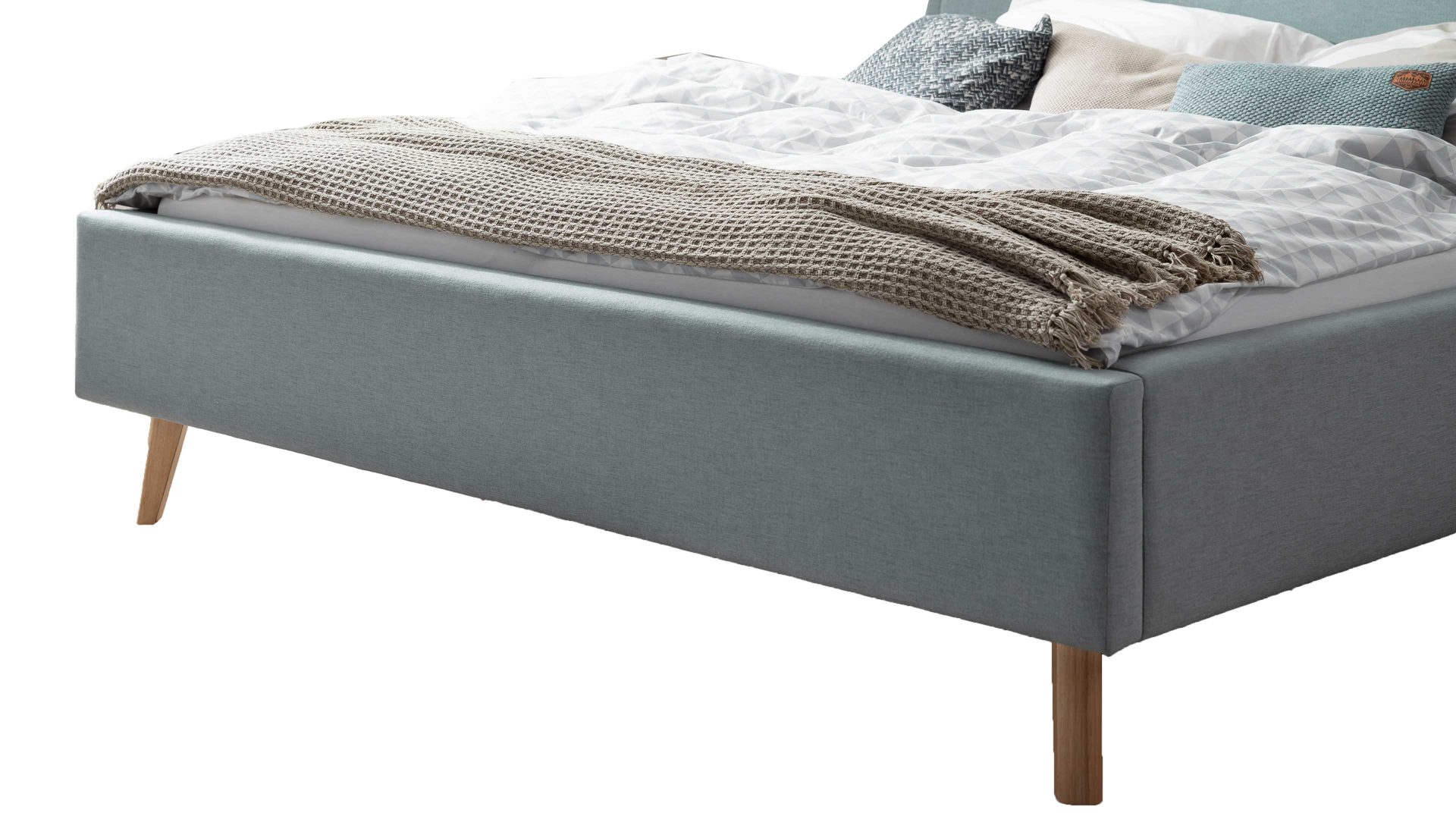 Bettgestell Meise.möbel aus Stoff in Blau Polsterbettgestell Frieda eisblauer Bezug Sawana 72 & eichefarbene Holzfüße - Liegefläche ca. 180 x 200 cm
