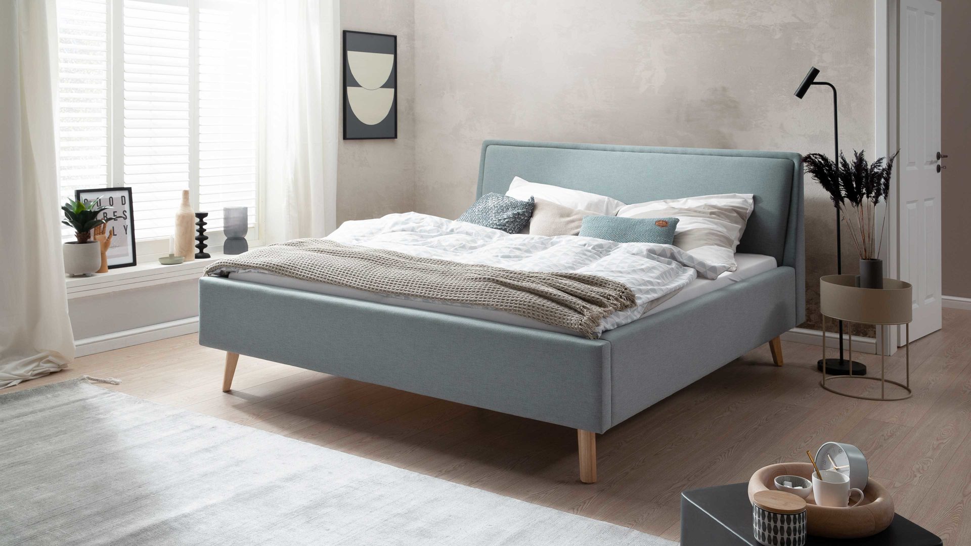 Bettgestell Meise.möbel aus Stoff in Blau Polsterbettgestell Frieda eisblauer Bezug Sawana 72 & eichefarbene Holzfüße - Liegefläche ca. 180 x 200 cm