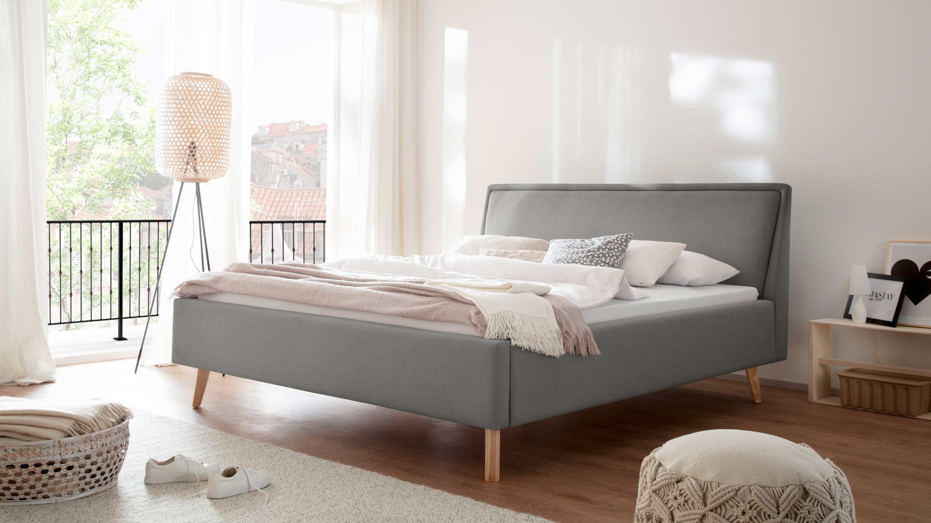 Bettgestell Meise.möbel aus Stoff in Hellgrau Polsterbettgestell Frieda hellgrauer Bezug Sawana 21 & eichefarbene Holzfüße - Liegefläche ca. 140 x 200 cm