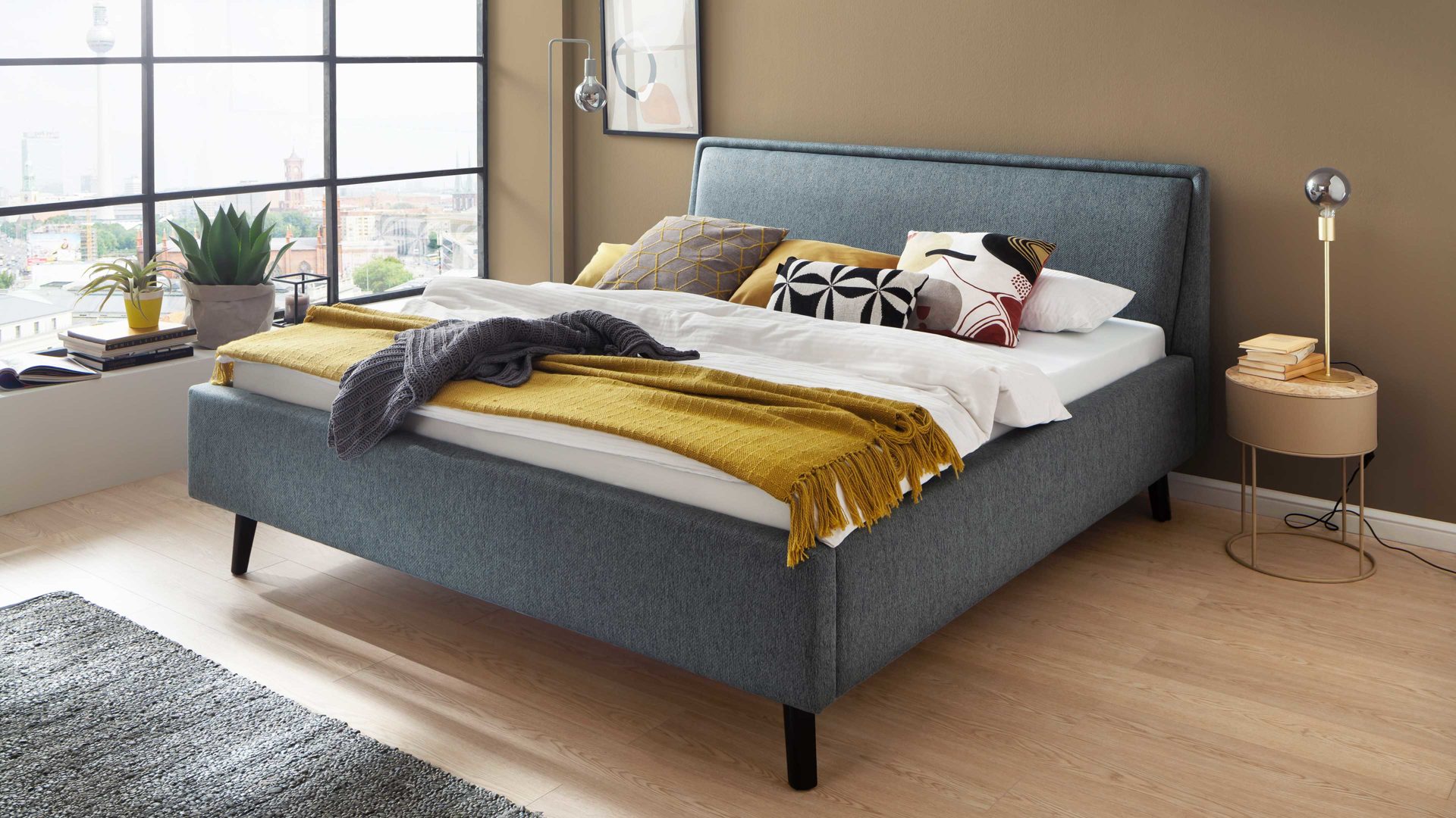 Bettgestell Meise.möbel aus Stoff in Blau Polsterbettgestell Frieda oceanfarbener Bezug Stelar 39 & schwarze Holzfüße - Liegefläche ca. 180 x 200 cm