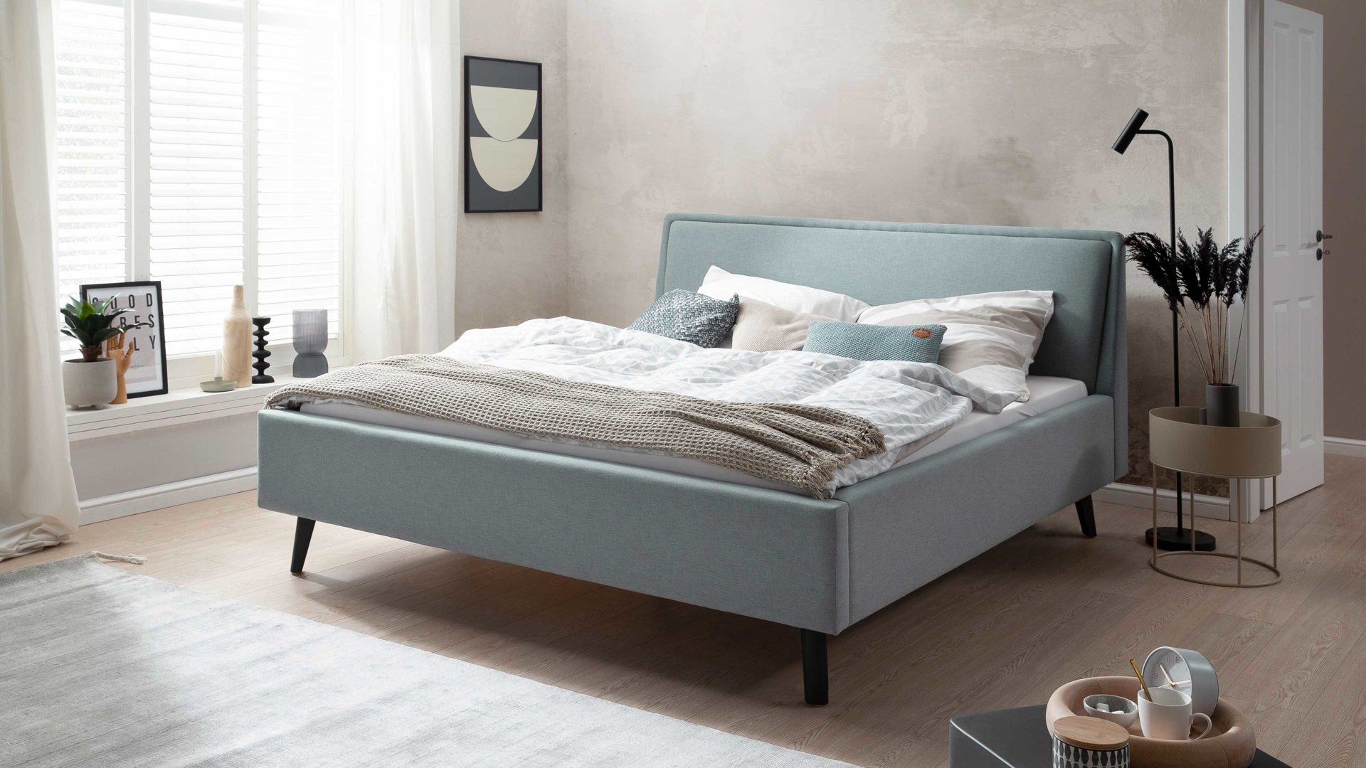 Bettgestell Meise.möbel aus Stoff in Blau Polsterbettgestell Frieda eisblauer Bezug Sawana 72 & schwarze Holzfüße - Liegefläche ca. 180 x 200 cm
