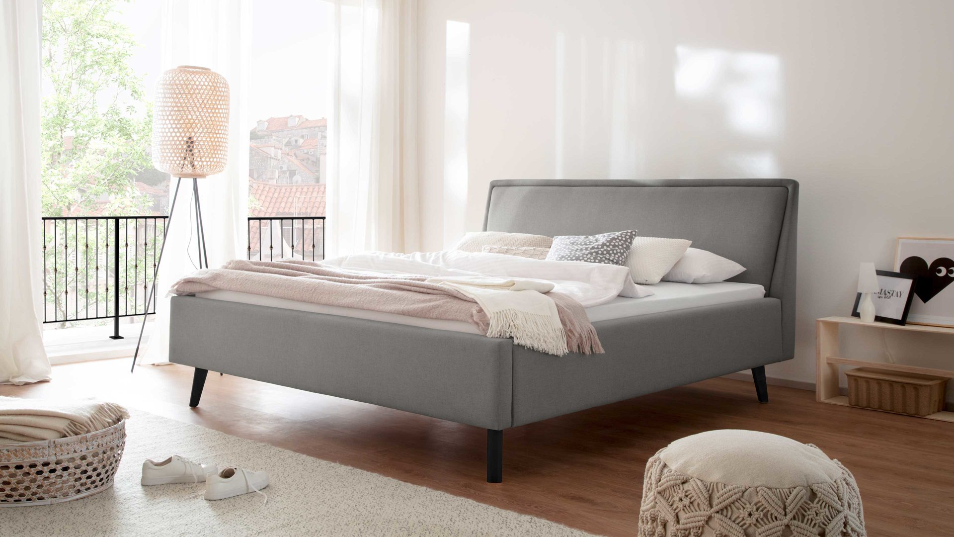 Bettgestell Meise.möbel aus Stoff in Hellgrau Polsterbettgestell Frieda hellgrauer Bezug Sawana 21 & schwarze Holzfüße - Liegefläche ca. 180 x 200 cm