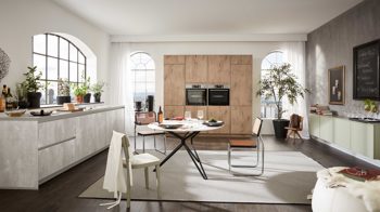 Einbauküche WERT KÜCHE® aus Holz in Holzfarben WERT KÜCHE® Ella mit AEG Einbaugeräten Quarzgrau, Asteiche & Salbeigrün - dreiteilig