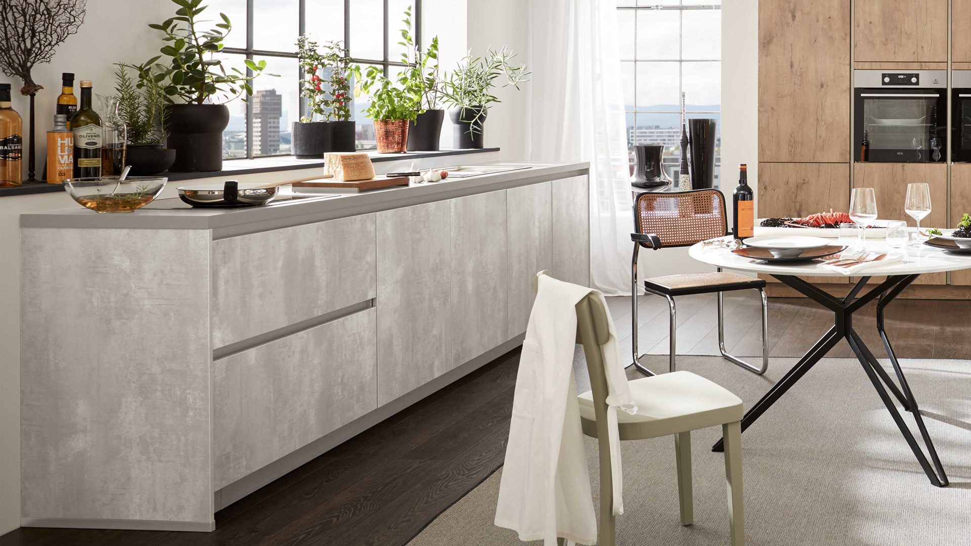 Systemküche WERT KÜCHE® aus Holz in Holzfarben WERT KÜCHE® Ella mit AEG Einbaugeräten Quarzgrau, Asteiche & Salbeigrün - dreizeilig