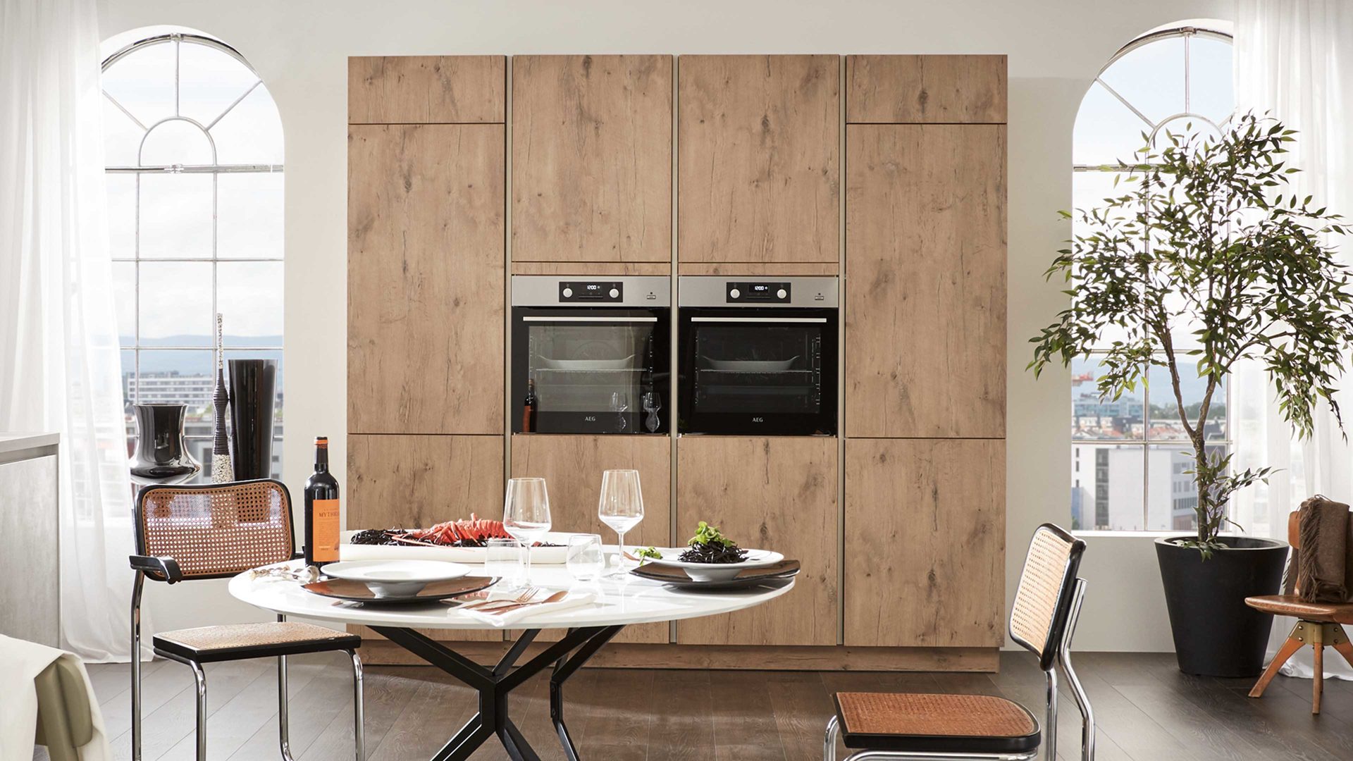 Systemküche WERT KÜCHE® aus Holz in Holzfarben WERT KÜCHE® Ella mit AEG Einbaugeräten Quarzgrau, Asteiche & Salbeigrün - dreizeilig