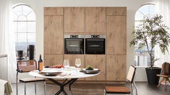 Einbauküche WERT KÜCHE® aus Holz in Holzfarben WERT KÜCHE® Ella mit AEG Einbaugeräten Quarzgrau, Asteiche & Salbeigrün - dreiteilig