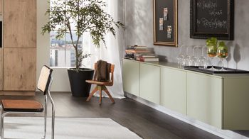 Einbauküche WERT KÜCHE® aus Holz in Holzfarben WERT KÜCHE® Ella mit AEG Einbaugeräten Quarzgrau, Asteiche & Salbeigrün - dreiteilig