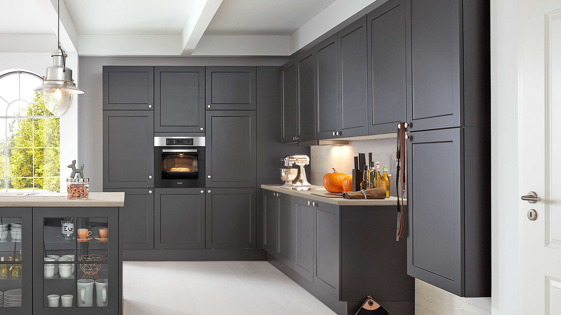 Einbauküche WERT KÜCHE® aus Holz in Schwarz WERT KÜCHE® Vida mit Miele Backofen Lavaschwarz Satin – zweiteilig