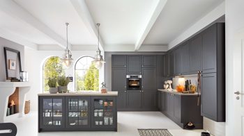 Einbauküche WERT KÜCHE® aus Holz in Schwarz WERT KÜCHE® Vida mit Miele Backofen Lavaschwarz Satin – zweiteilig