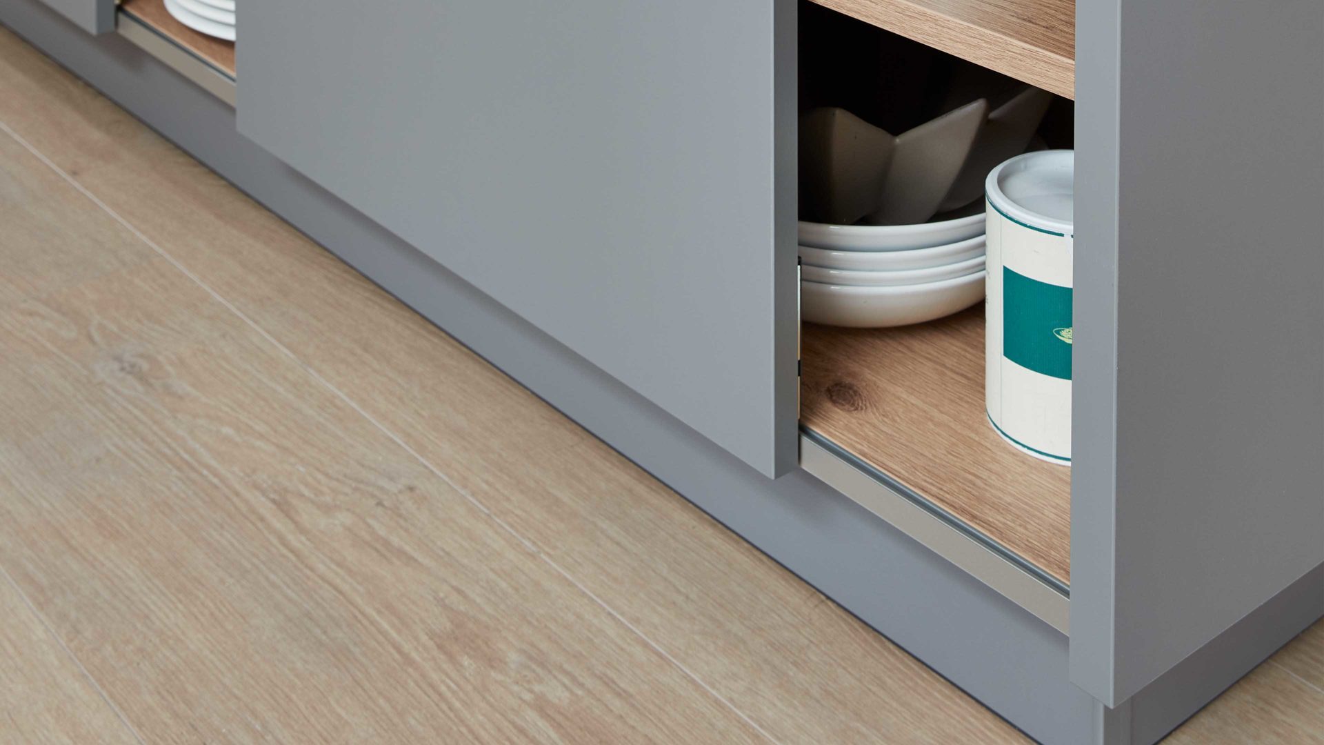 Einbauküche WERT KÜCHE® aus Holz in Grau WERT KÜCHE® Nora mit SIEMENS Einbaugeräten Achatgrau & Wildeiche - zweiteilig