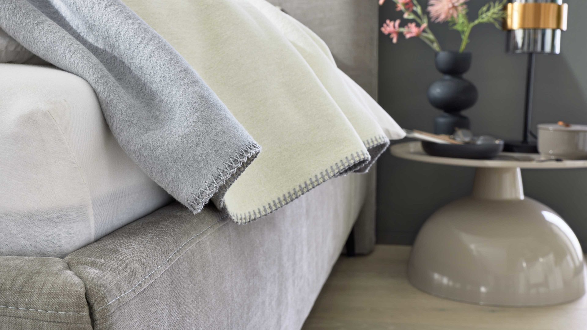 Bettgestell Interliving aus Stoff in Hellgrau Interliving Polsterbett Serie 1416 - Polsterbettgestell silberfarbener Bezug Balu 331002 - Liegefläche ca. 180 x 200 cm