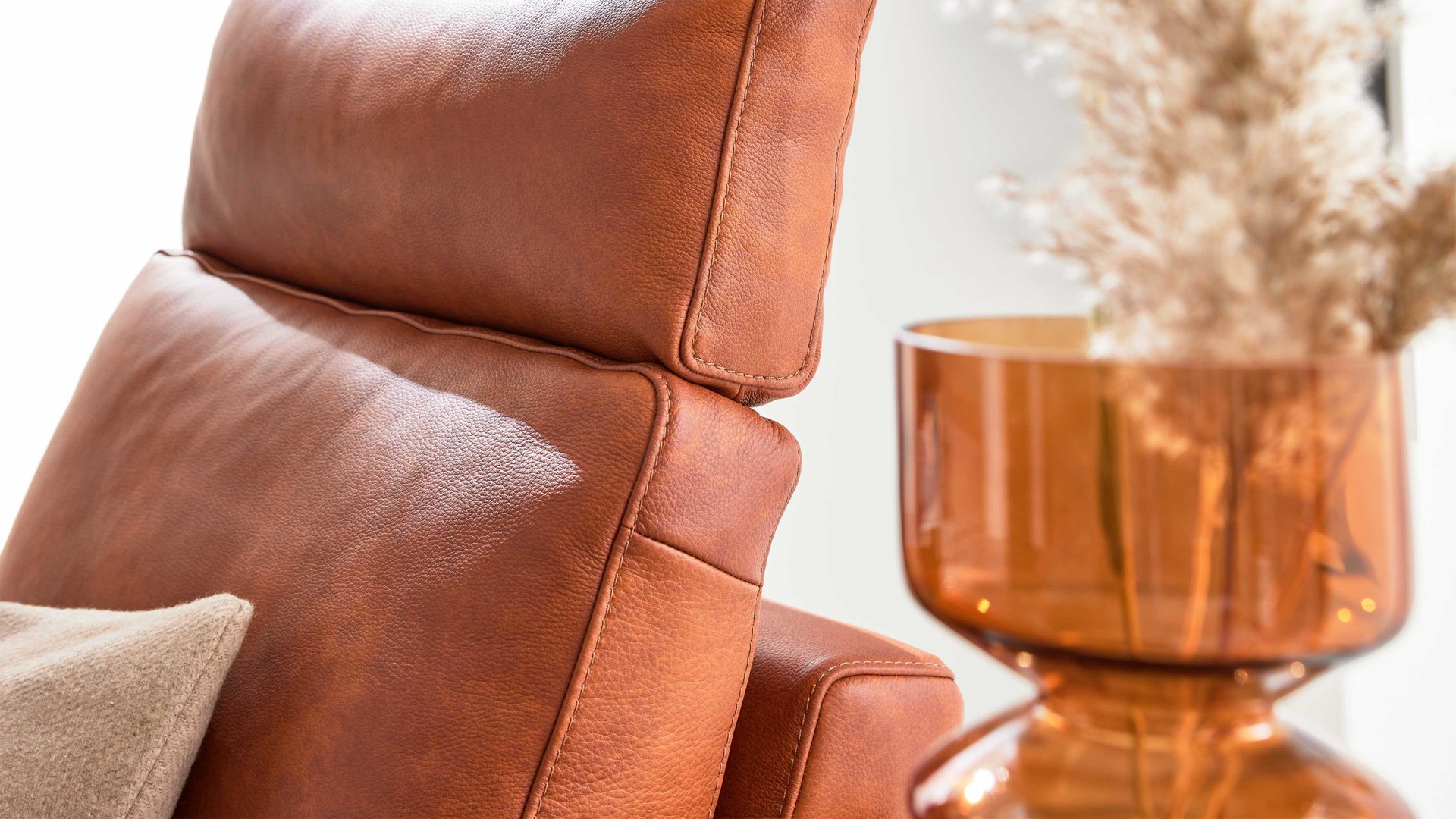 Kopfstütze Interliving aus Leder in Orange Interliving Sofa Serie 4004 - Kopfstütze cognacfarbenes LongLife-Leder Z75-50 - Breite ca. 60 cm