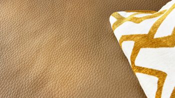 Polsterhocker Interliving aus Leder in Hellbraun Interliving Sofa Serie 4004 - Polsterhocker fangofarbenes LongLife-Leder Z84-21 - ca. 70 x 60 cm