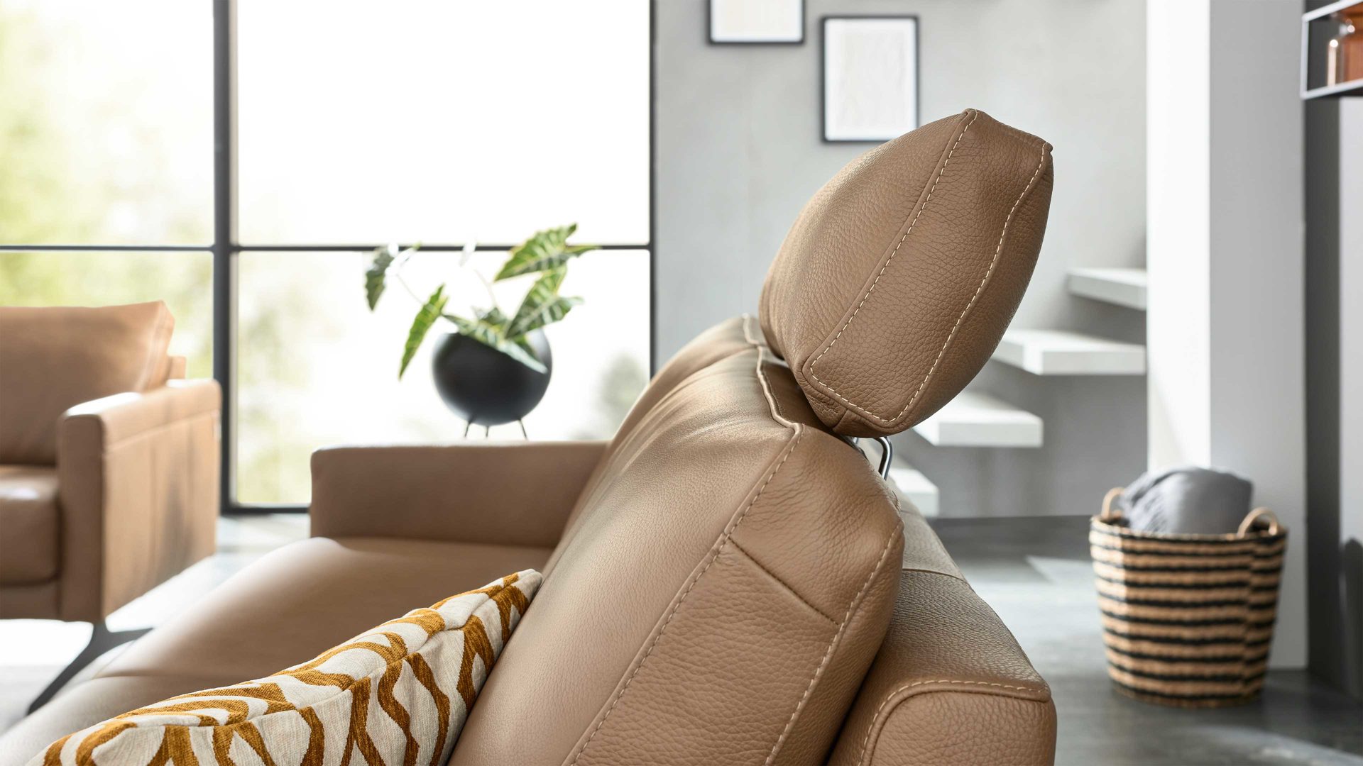 Kopfstütze Interliving aus Leder in Hellbraun Interliving Sofa Serie 4004 - Kopfstütze U70K fangofarbenes LongLife-Leder Z84-21 - Breite ca. 60 cm