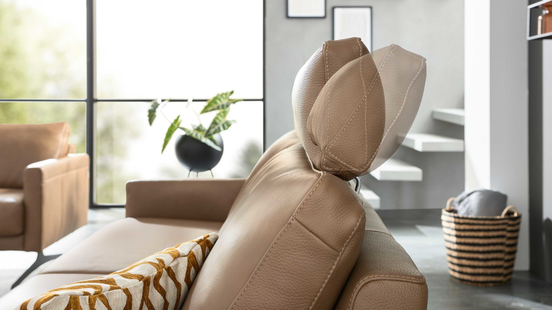 Kopfstütze Interliving aus Leder in Hellbraun Interliving Sofa Serie 4004 - Kopfstütze U70K fangofarbenes LongLife-Leder Z84-21 - Breite ca. 60 cm