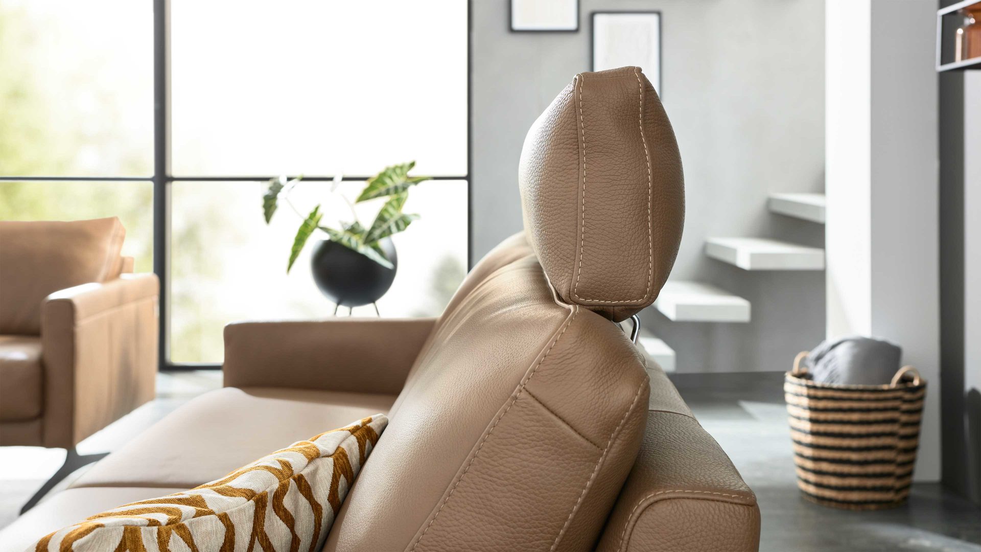 Kopfstütze Interliving aus Leder in Hellbraun Interliving Sofa Serie 4004 - Kopfstütze fangofarbenes LongLife-Leder Z84-21 - Breite ca. 60 cm