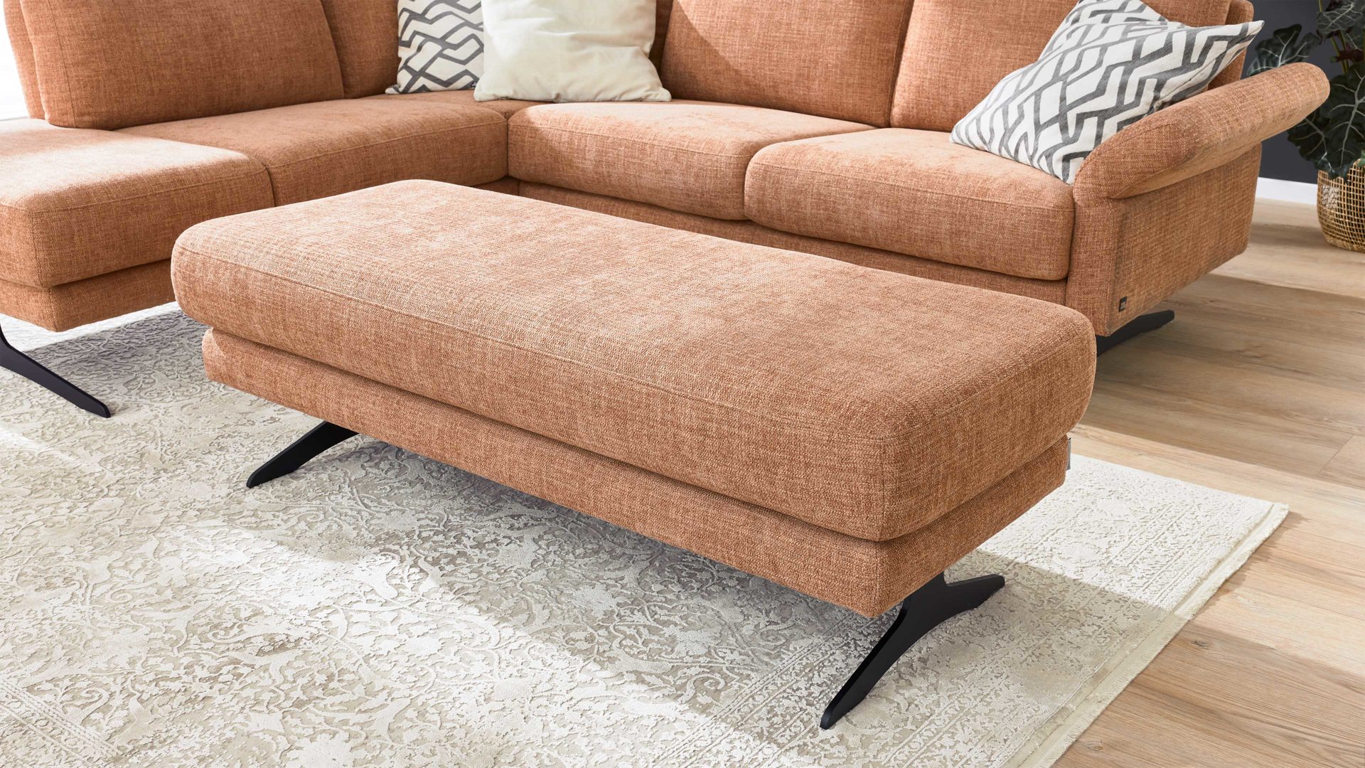 Polsterhocker Interliving aus Stoff in Orange Interliving Sofa Serie 4004 - XXL-Hocker puderfarbene Chenille S43-17 - ca. 140 x 60 cm