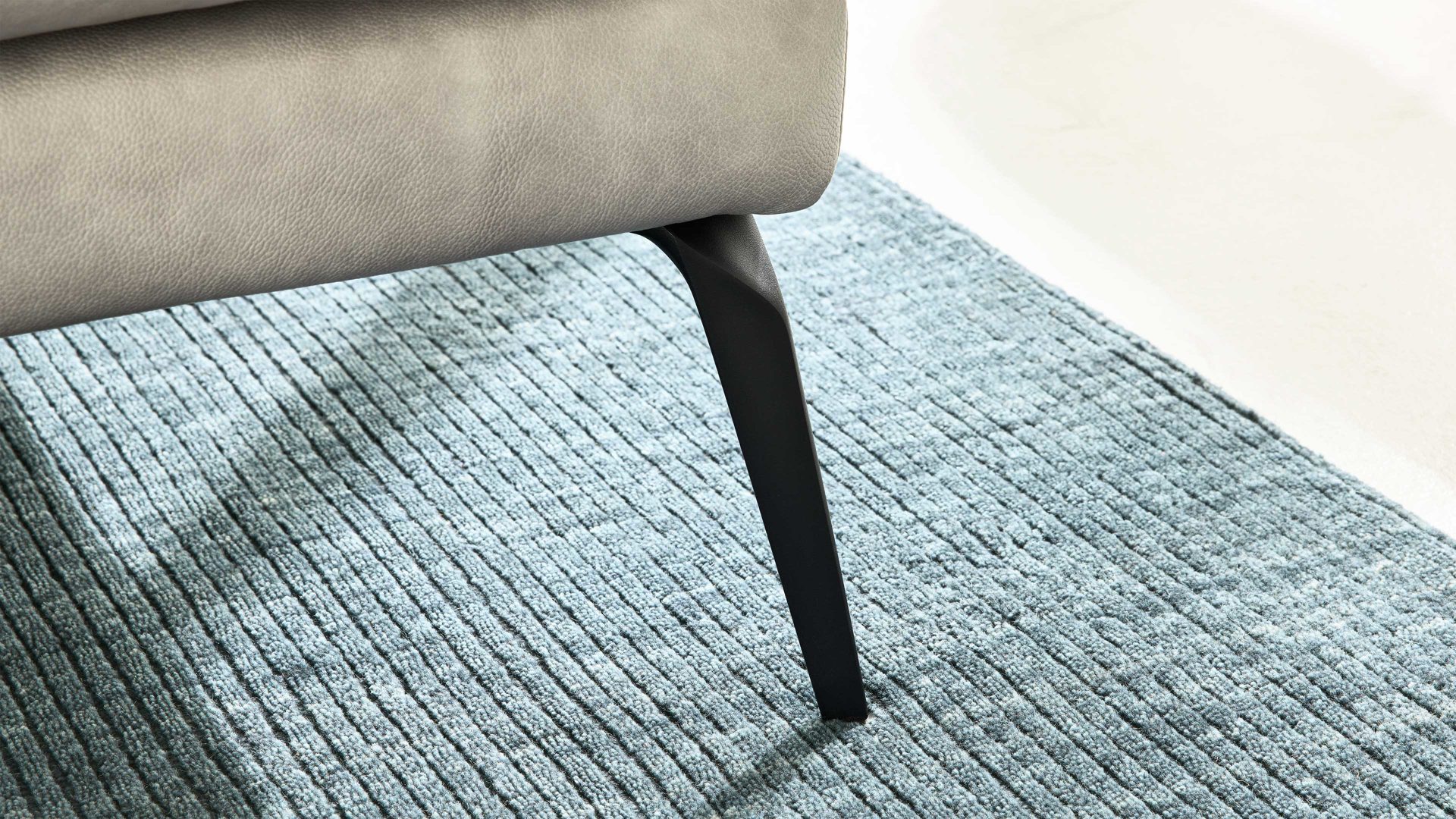 Polsterhocker Interliving aus Leder in Hellgrau Interliving Sofa Serie 4004 - XXL-Hocker G140 hellgraues LongLife-Leder Z69.22 - ca. 140 x 60 cm