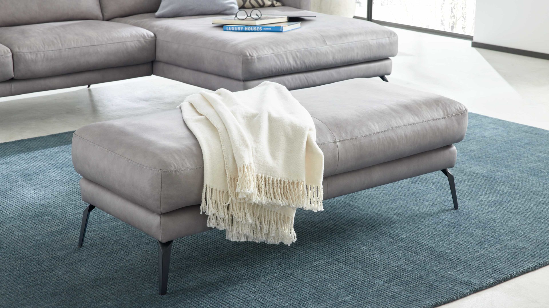 Polsterhocker Interliving aus Leder in Hellgrau Interliving Sofa Serie 4004 - XXL-Hocker G140 hellgraues LongLife-Leder Z69.22 - ca. 140 x 60 cm