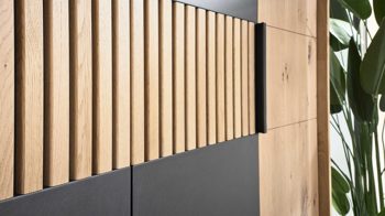 Kleiderschrank Interliving aus Holz in Holzfarben Interliving Schlafzimmer Serie 1029 – Kleiderschrank Wildeiche & Graphit - fünftürig, Breite ca. 249 cm