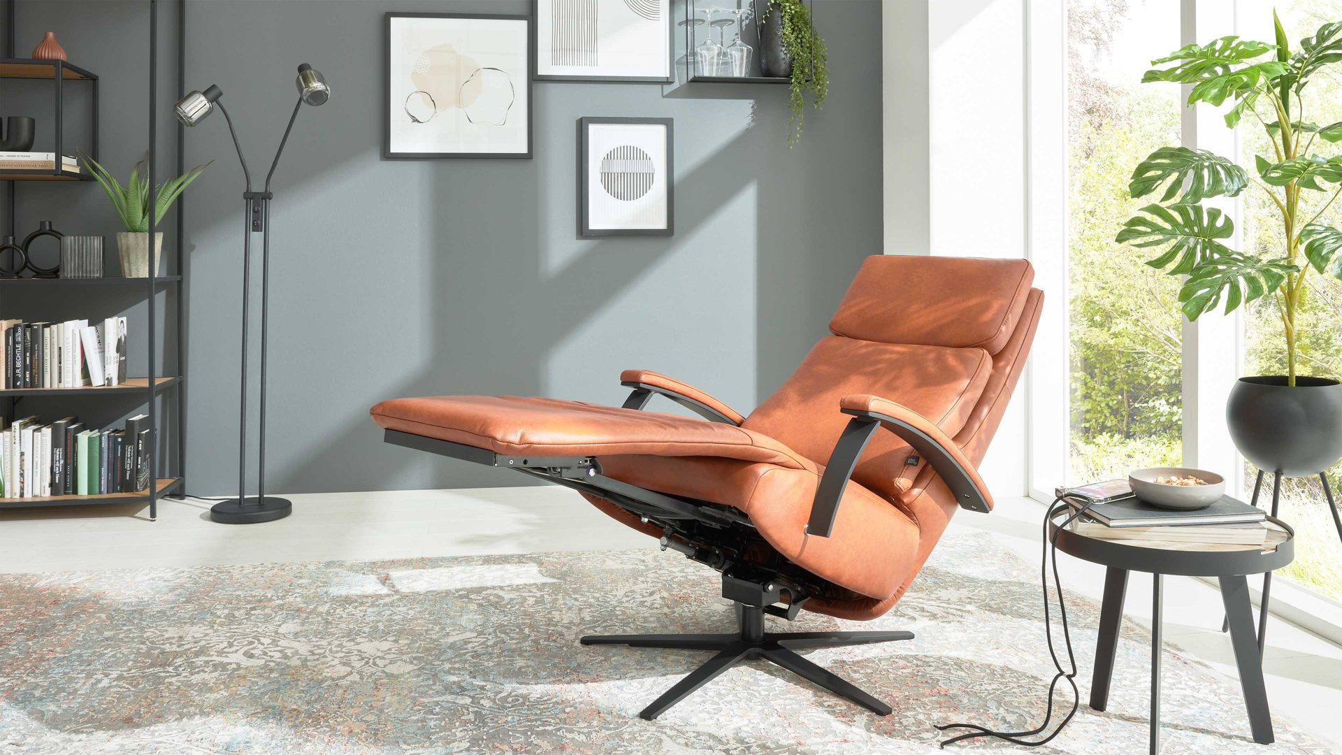 Relaxsessel Interliving aus Leder in Hellbraun Interliving Sofa Serie 4541 – Relaxsessel C manuell - cognacfarbenes LongLife-Leder Cloudy & Sternfuß V4S