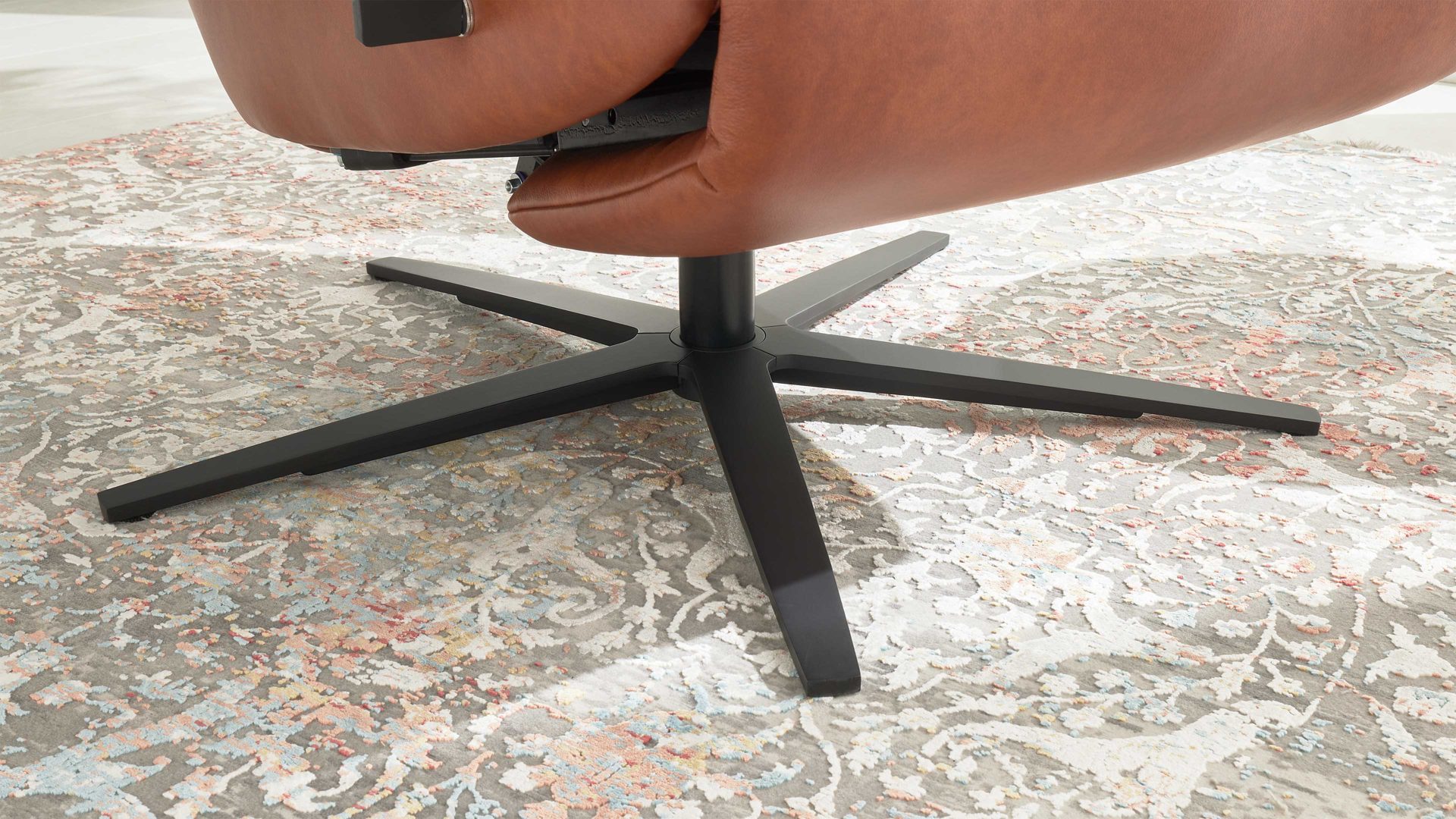 Relaxsessel Interliving aus Leder in Hellbraun Interliving Sofa Serie 4541 – Relaxsessel manuell - cognacfarbenes LongLife-Leder Cloudy & Sternfuß V4S