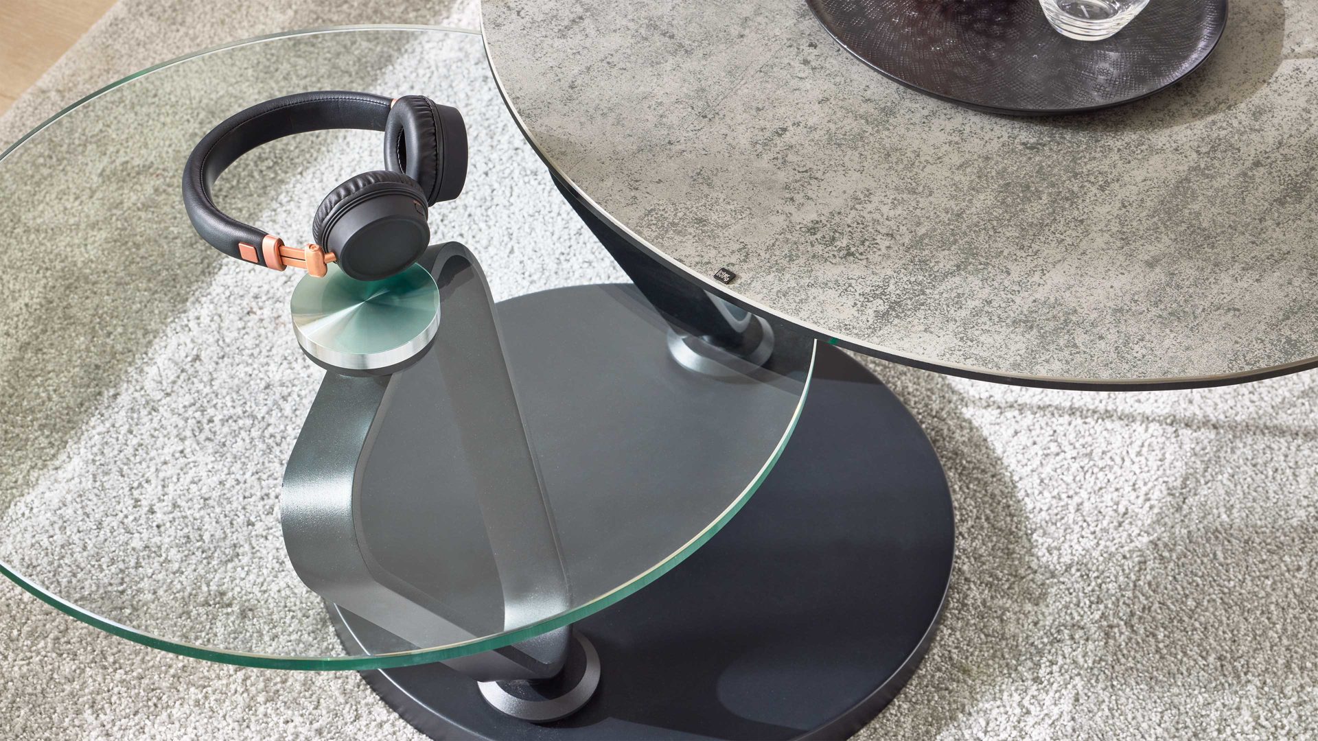 Couchtisch Interliving aus Keramik in Hellgrau Interliving Couchtisch Serie 6218 - Funktionscouchtisch silbergraue Keramik & schwarzer Stahl - Durchmesser ca. 75 cm