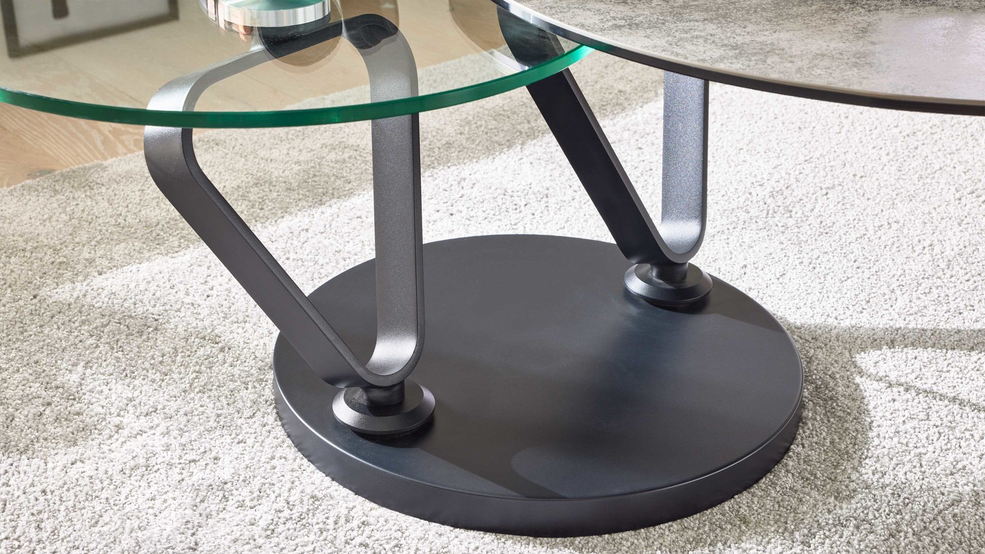 Couchtisch Interliving aus Keramik in Hellgrau Interliving Couchtisch Serie 6218 - Funktionscouchtisch silbergraue Keramik & schwarzer Stahl - Durchmesser ca. 75 cm