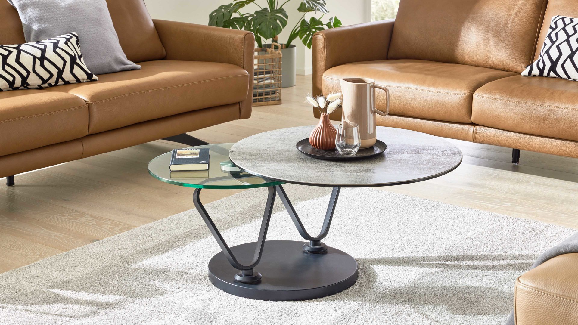 Couchtisch Interliving aus Keramik in Hellgrau Interliving Couchtisch Serie 6218 - Funktionscouchtisch silbergraue Keramik & schwarzer Stahl - Durchmesser ca. 75 cm