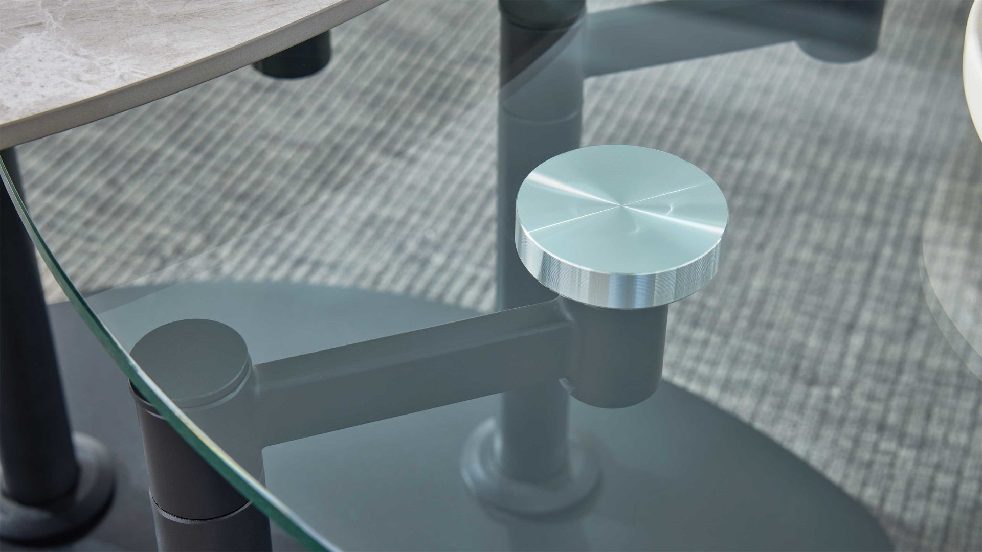 Couchtisch Interliving aus Keramik in Hellgrau Interliving Couchtisch Serie 6219 - Funktions-Couchtisch Marmoroptik Emperador & schwarzer Stahl - ca. 88 x 75 cm