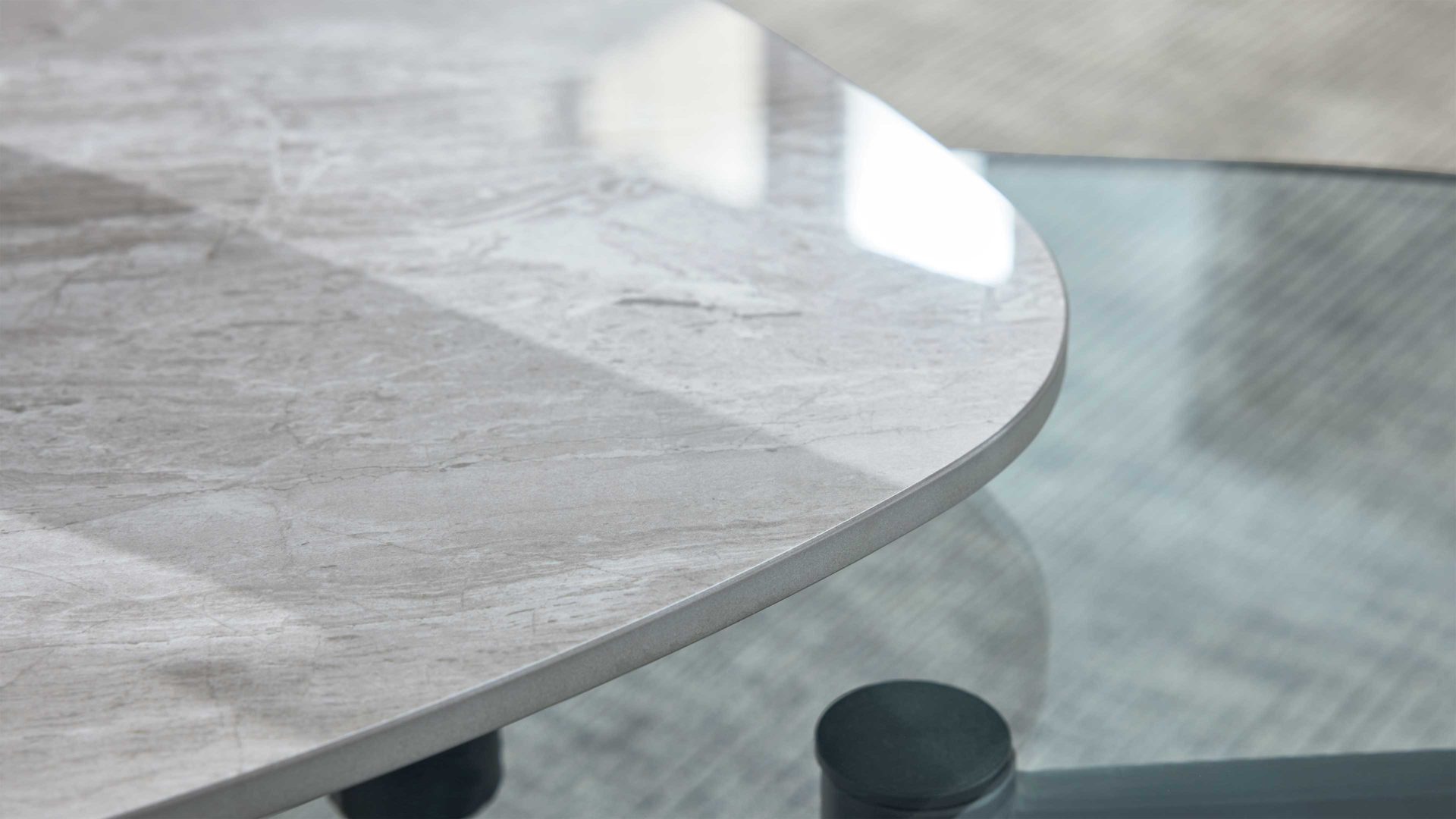 Couchtisch Interliving aus Keramik in Hellgrau Interliving Couchtisch Serie 6219 - Funktions-Couchtisch Marmoroptik Emperador & schwarzer Stahl - ca. 88 x 75 cm