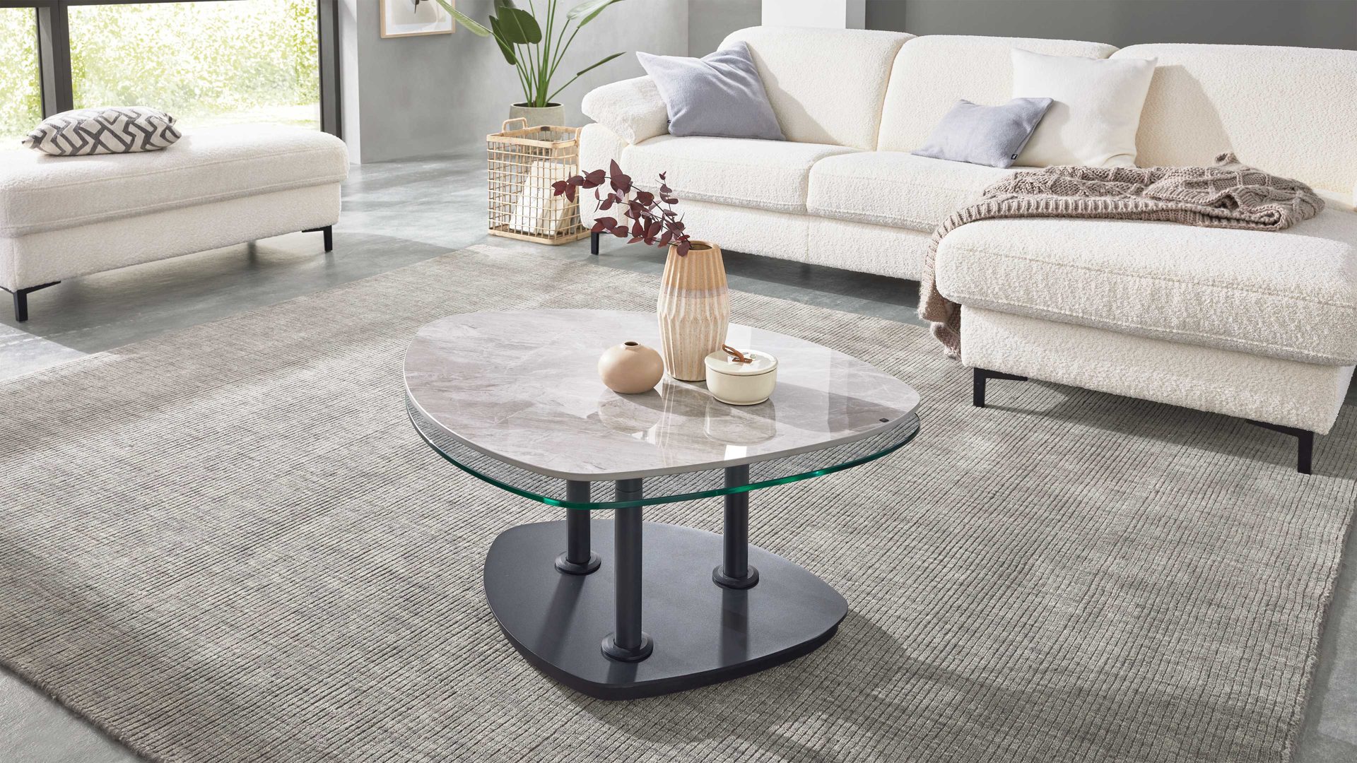 Couchtisch Interliving aus Keramik in Hellgrau Interliving Couchtisch Serie 6219 - Funktions-Couchtisch Marmoroptik Emperador & schwarzer Stahl - ca. 88 x 75 cm