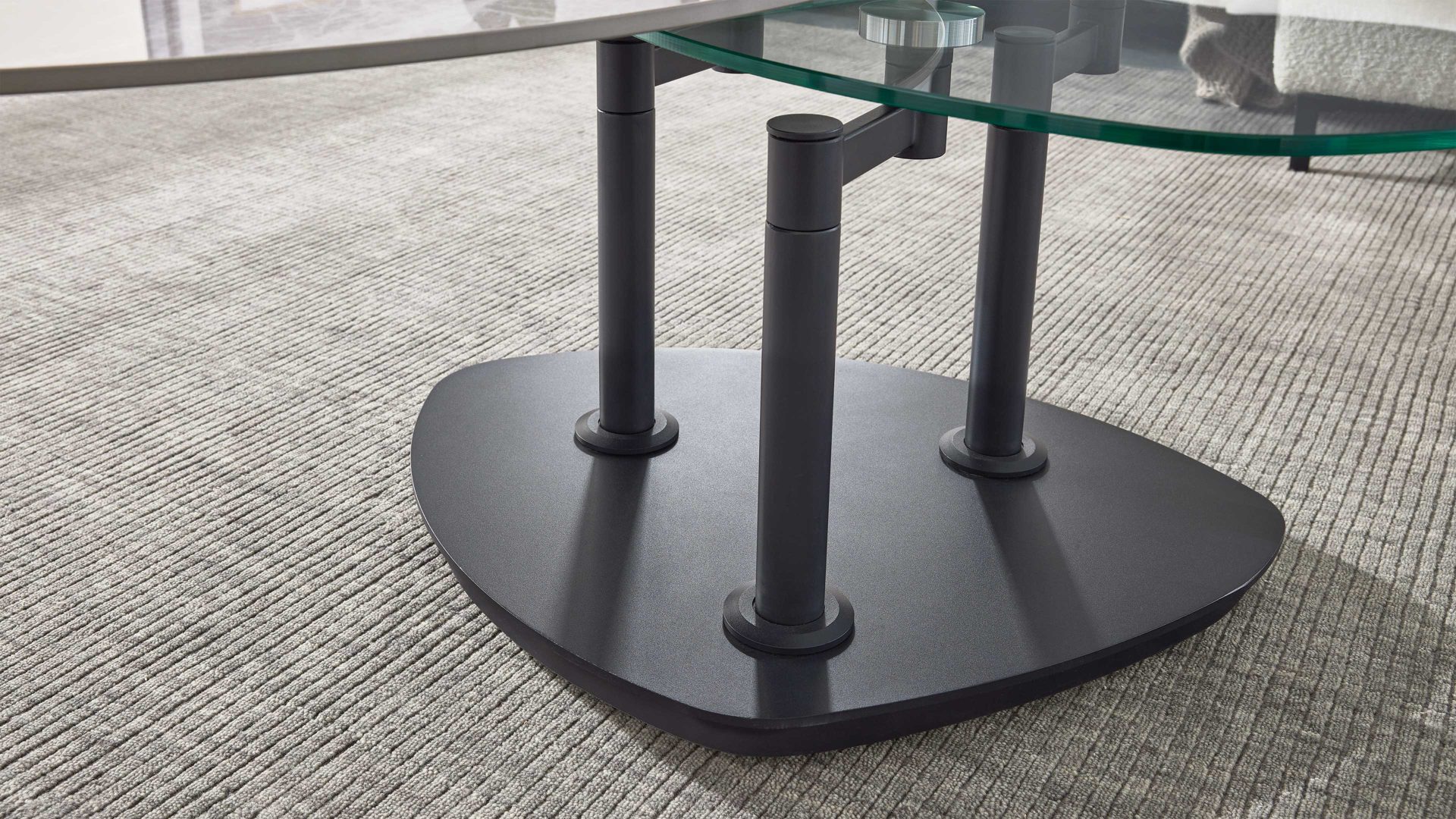 Couchtisch Interliving aus Keramik in Hellgrau Interliving Couchtisch Serie 6219 - Funktions-Couchtisch Marmoroptik Emperador & schwarzer Stahl - ca. 88 x 75 cm