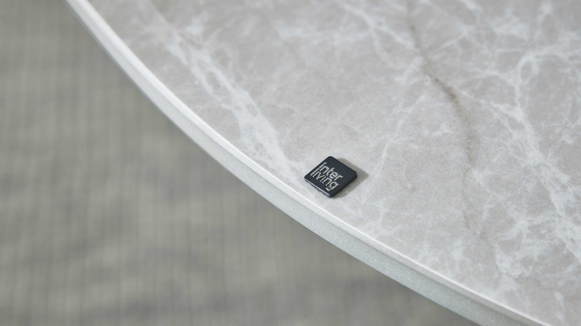 Couchtisch Interliving aus Keramik in Hellgrau Interliving Couchtisch Serie 6219 - Funktions-Couchtisch Marmoroptik Emperador & schwarzer Stahl - ca. 88 x 75 cm