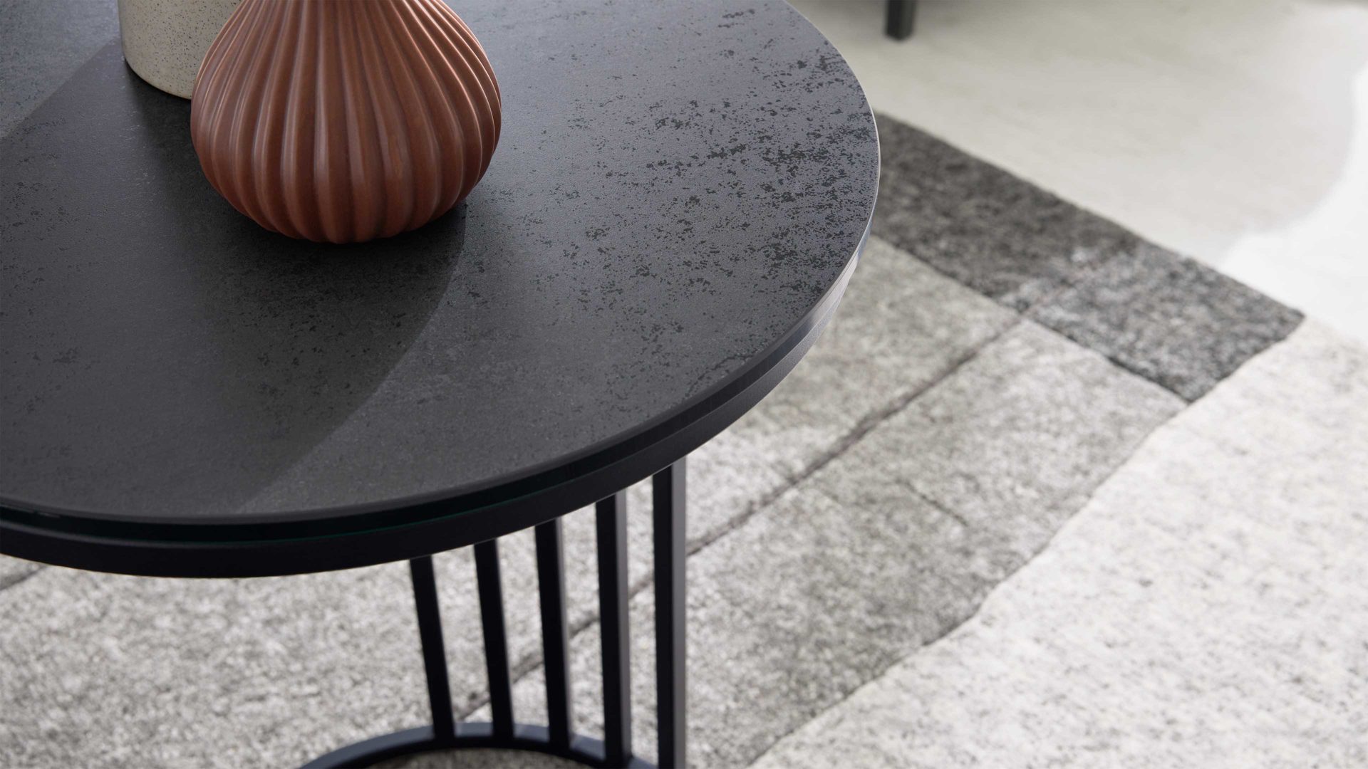 Beistelltisch Interliving aus Keramik in Dunkelgrau Interliving Couchtisch Serie 6220 - Beistelltisch titanfarbene Keramik & schwarzer Stahl &  - Durchmesser ca. 40 cm