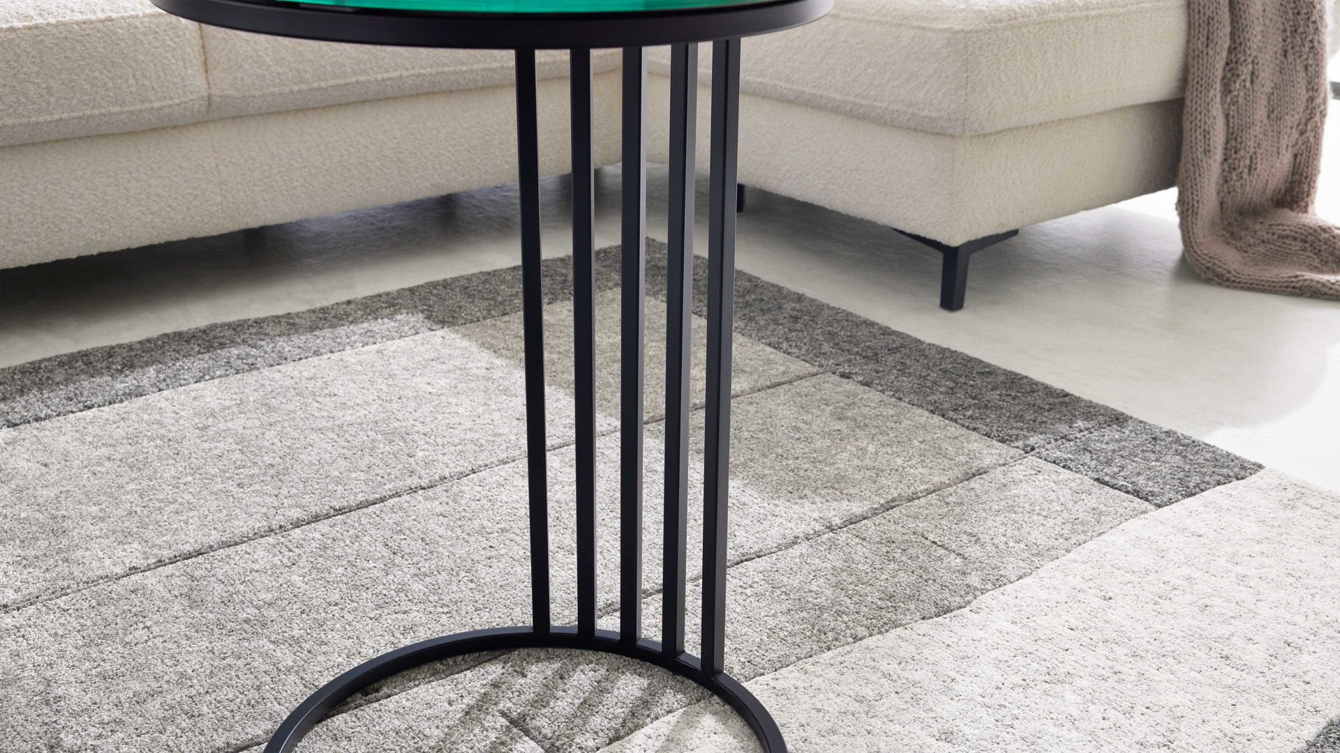 Beistelltisch Interliving aus Keramik in Grau Interliving Couchtisch Serie 6220 - Beistelltisch ET069AR zementgraue Keramik & schwarzer Stahl  - Durchmesser ca. 40 cm