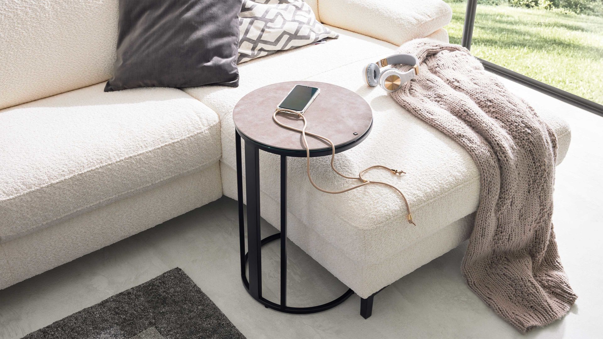 Beistelltisch Interliving aus Keramik in Grau Interliving Couchtisch Serie 6220 - Beistelltisch zementgraue Keramik & schwarzer Stahl  - Durchmesser ca. 40 cm